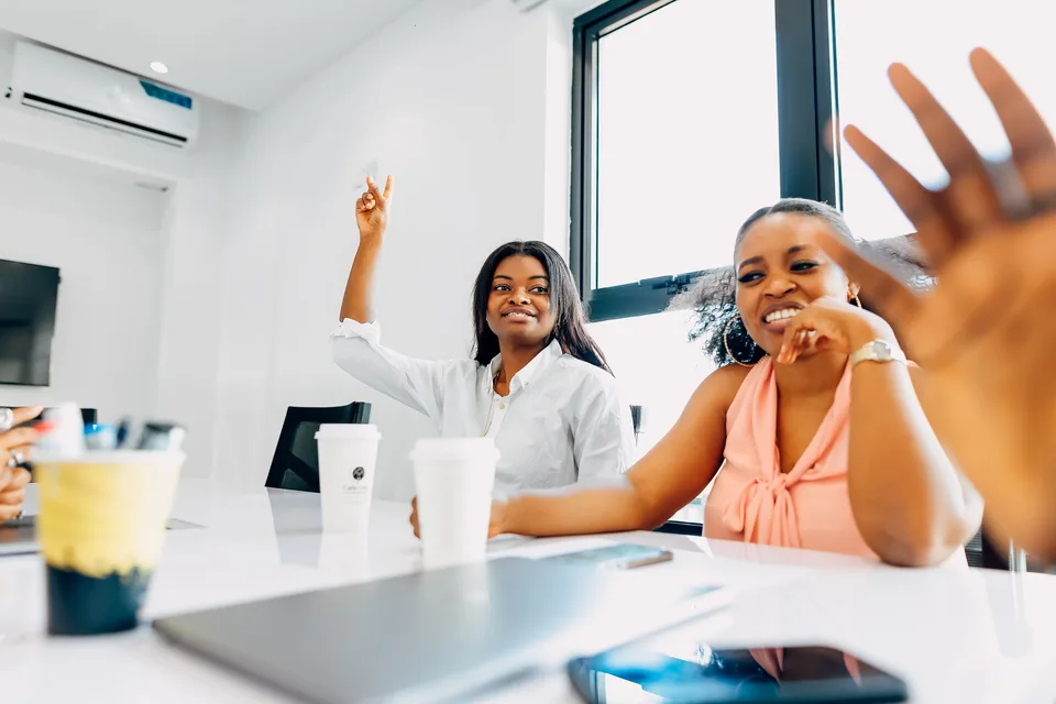 Des professionnelles collaborent autour d’une table de travail