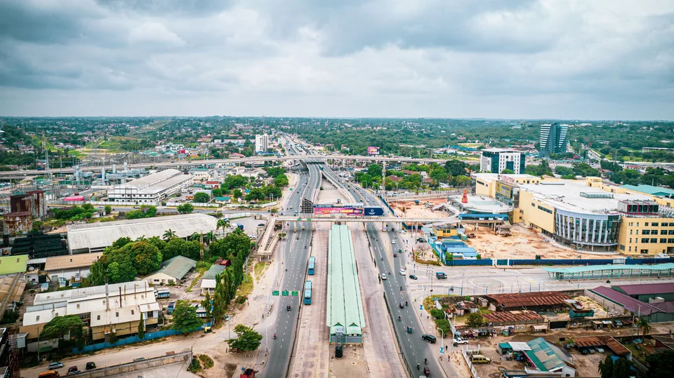 Une ville et ses infrastructures vues depuis le ciel