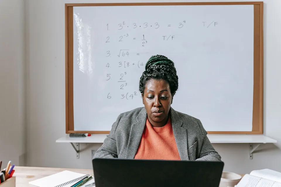 Une enseignante présente un cours de mathématiques en ligne