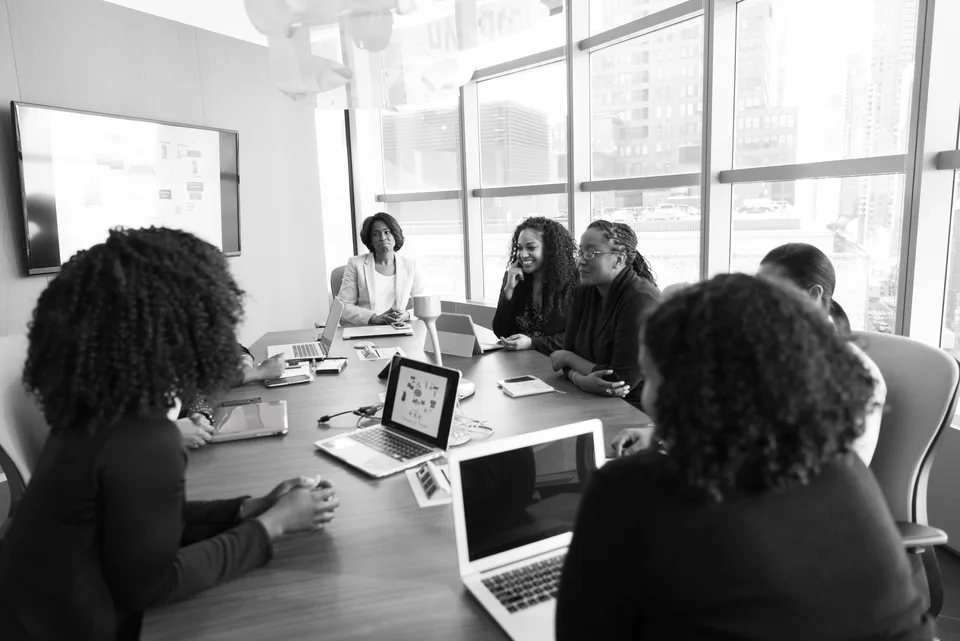 Une équipe discute autour d’une table de travail