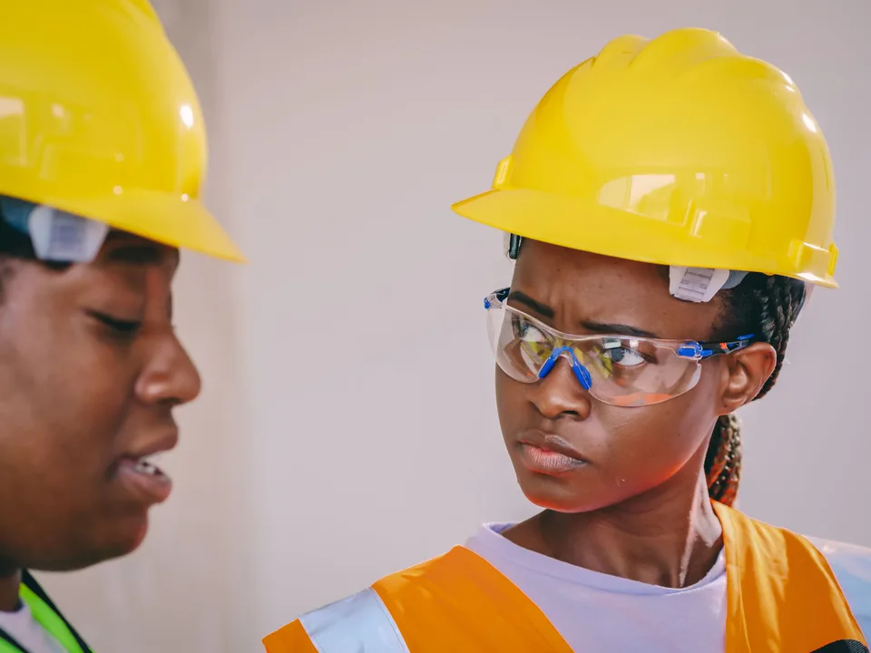 Deux professionnelles en équipement de chantier échangent