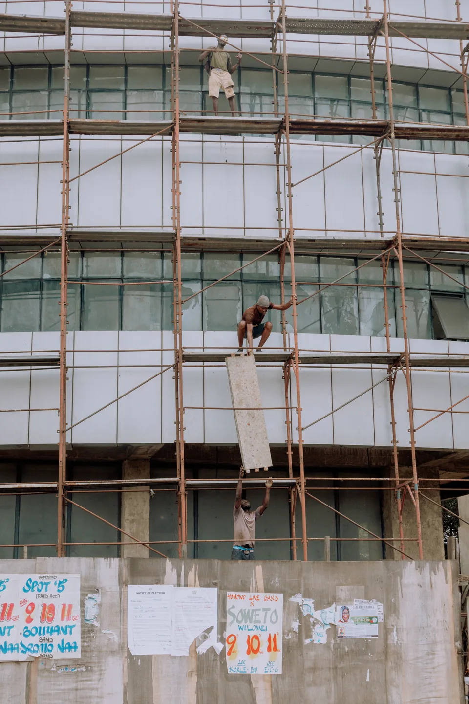 Deux bâtisseurs travaillent sur la structure d’un bâtiment