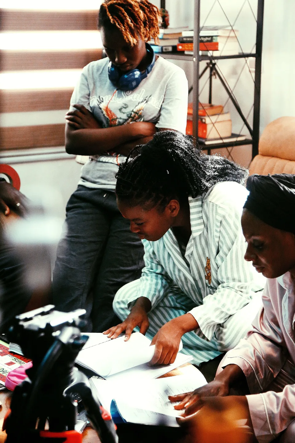 Un groupe de jeunes femmes étudie autour d’une table