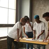 Des professionnels analysant ensemble un projet