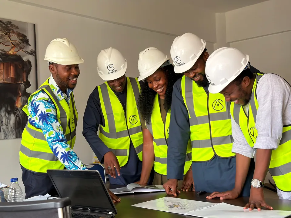 Une équipe d’ingénieurs étudie des plans de construction